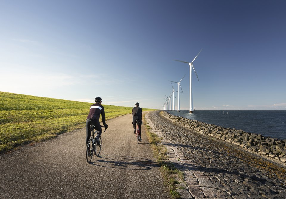 fietsers-ijsselmeerdijk